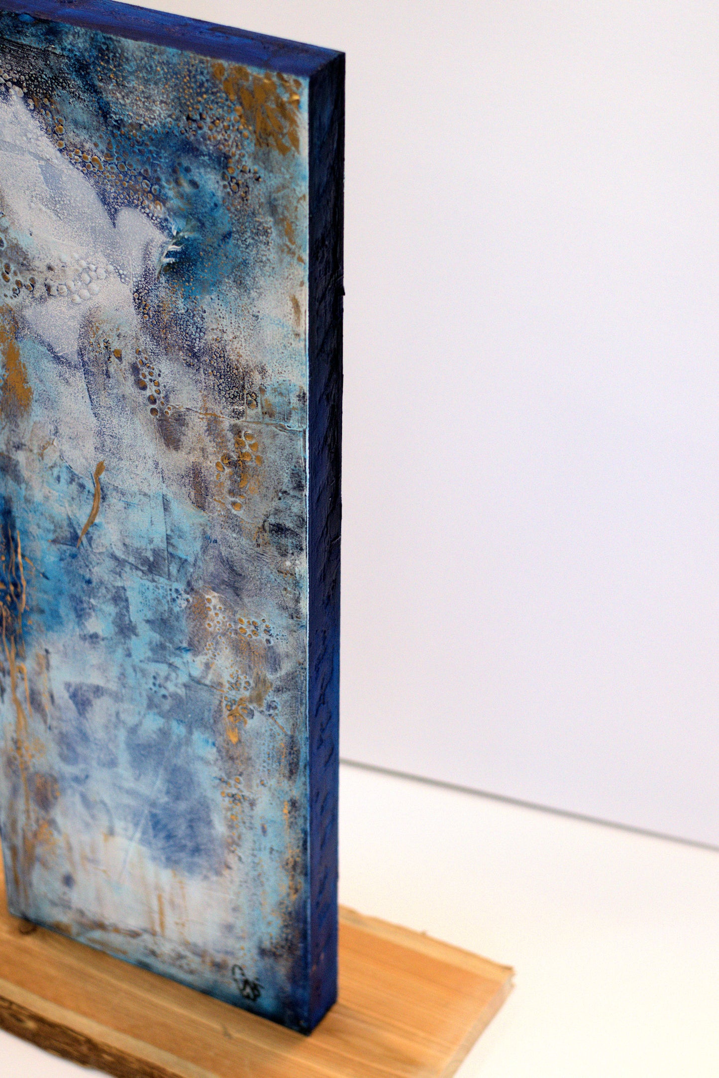 Blue Wishes – Sculptural Abstract Acrylic Painting | Freestanding Art by Edelgard Schroer